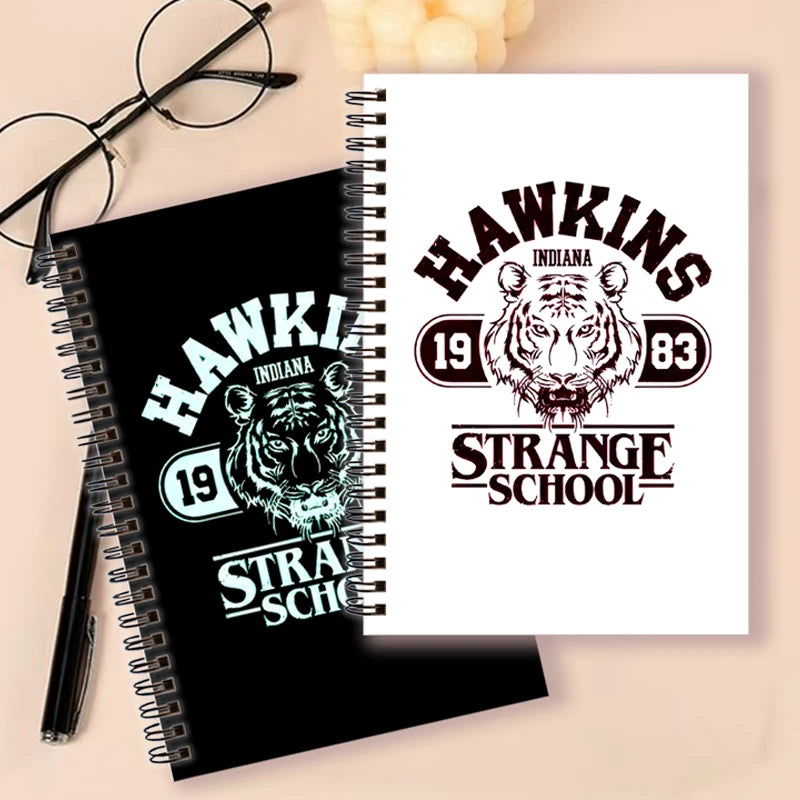 Diário de caderno espiral A5 - Hawkins High School Indiana 1983 Impressão Capas de tigre - Decoração Futura Cheerleader Presentes
